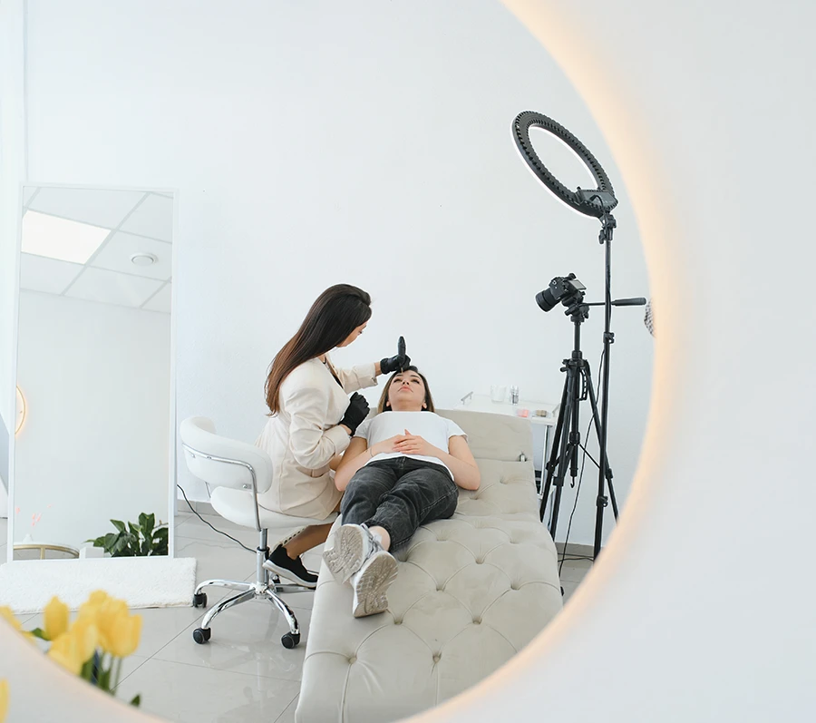 Profesional de estética en una intervención - Aparatología estética - Esthetic Project